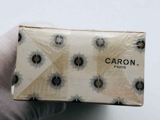 Scatola di profumo Caron Muguet Du Bonheur con design floreale elegante e logo Caron Paris