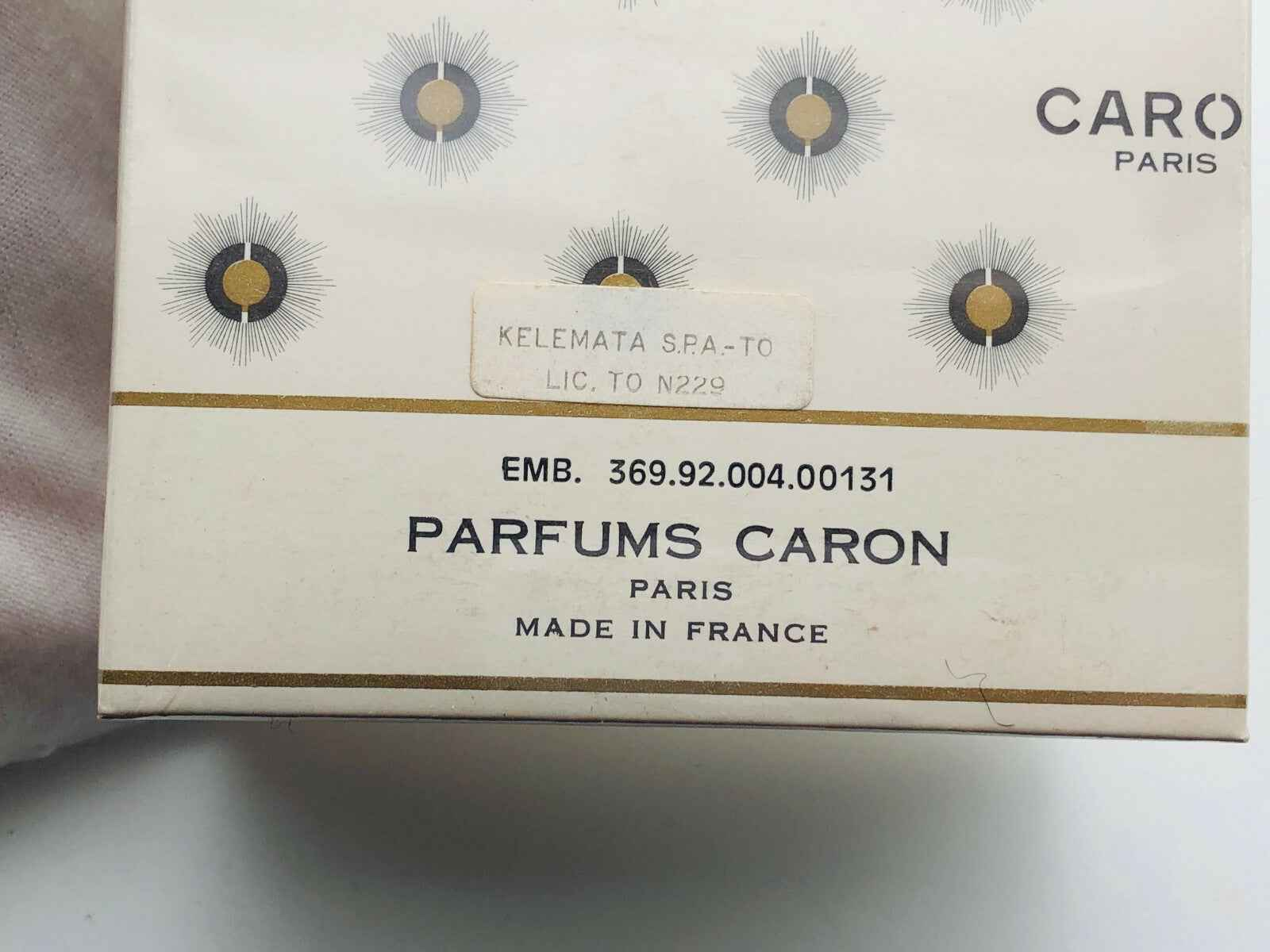 Scatola del profumo Caron Muguet Du Bonheur con design elegante e dettagli raffinati