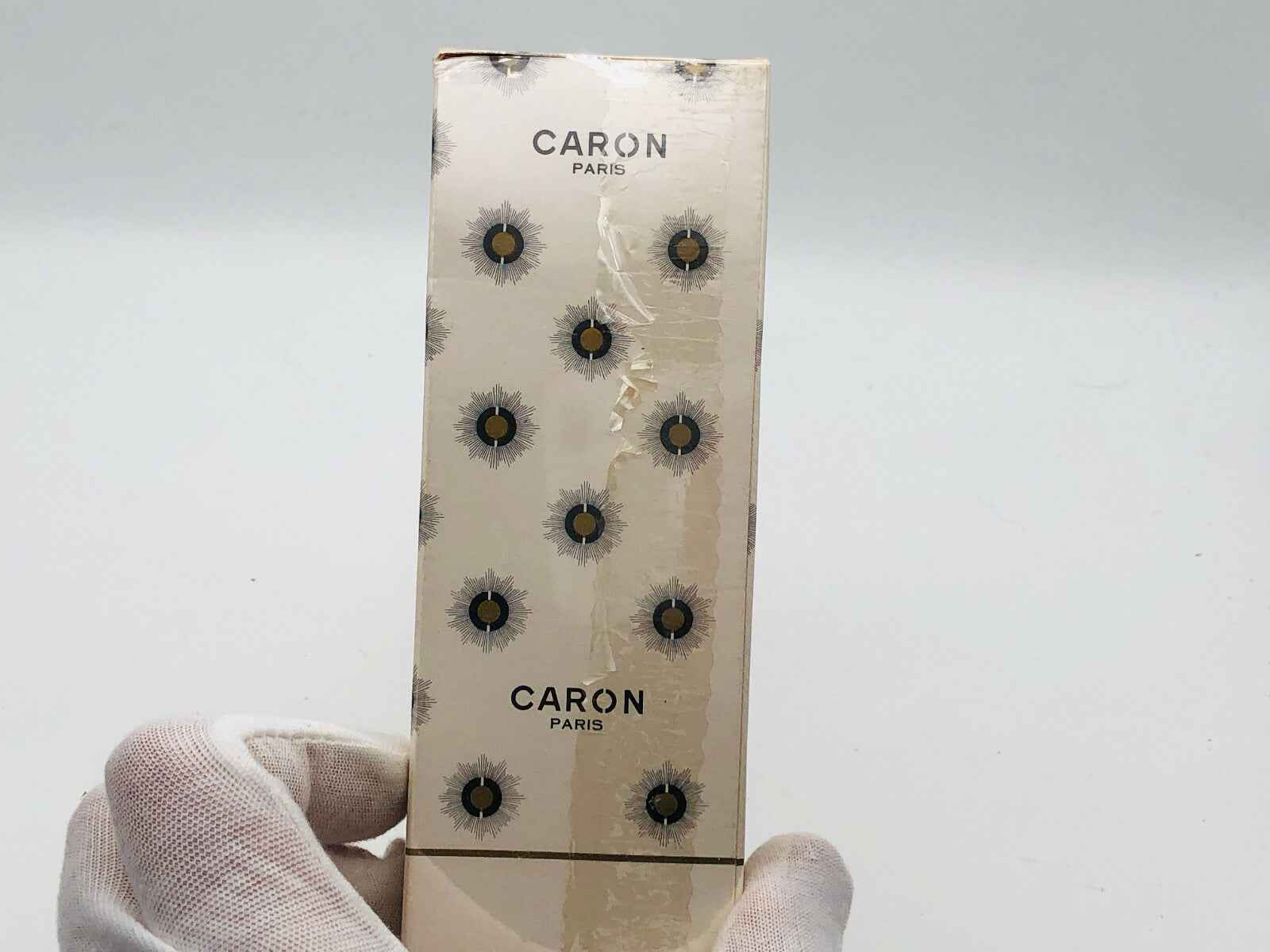 Caron Muguet Du Bonheur profumo in elegante confezione decorata, ideale per eleganza quotidiana