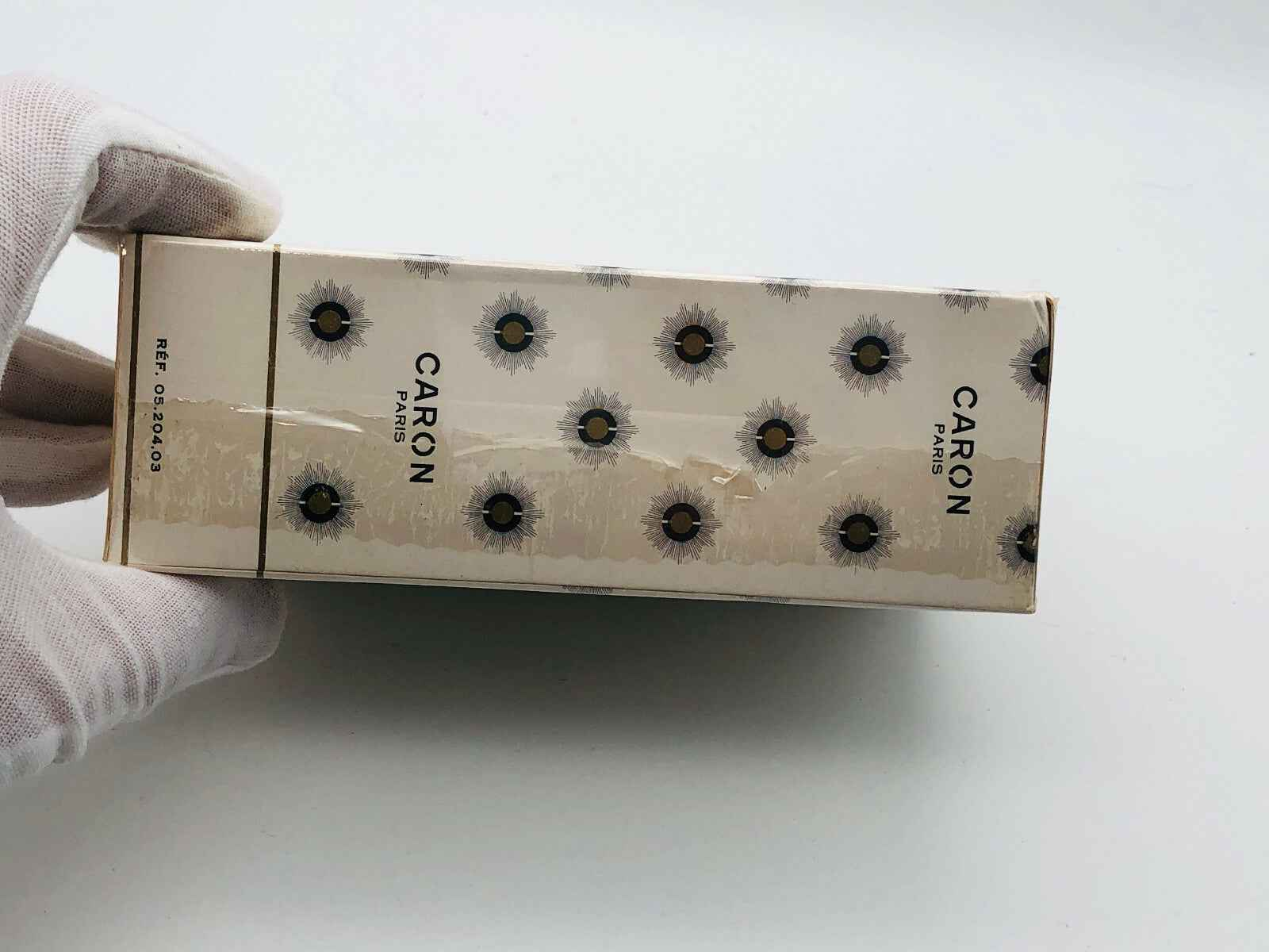 Scatola di profumo Caron Muguet Du Bonheur decorata con fiori e logo Caron