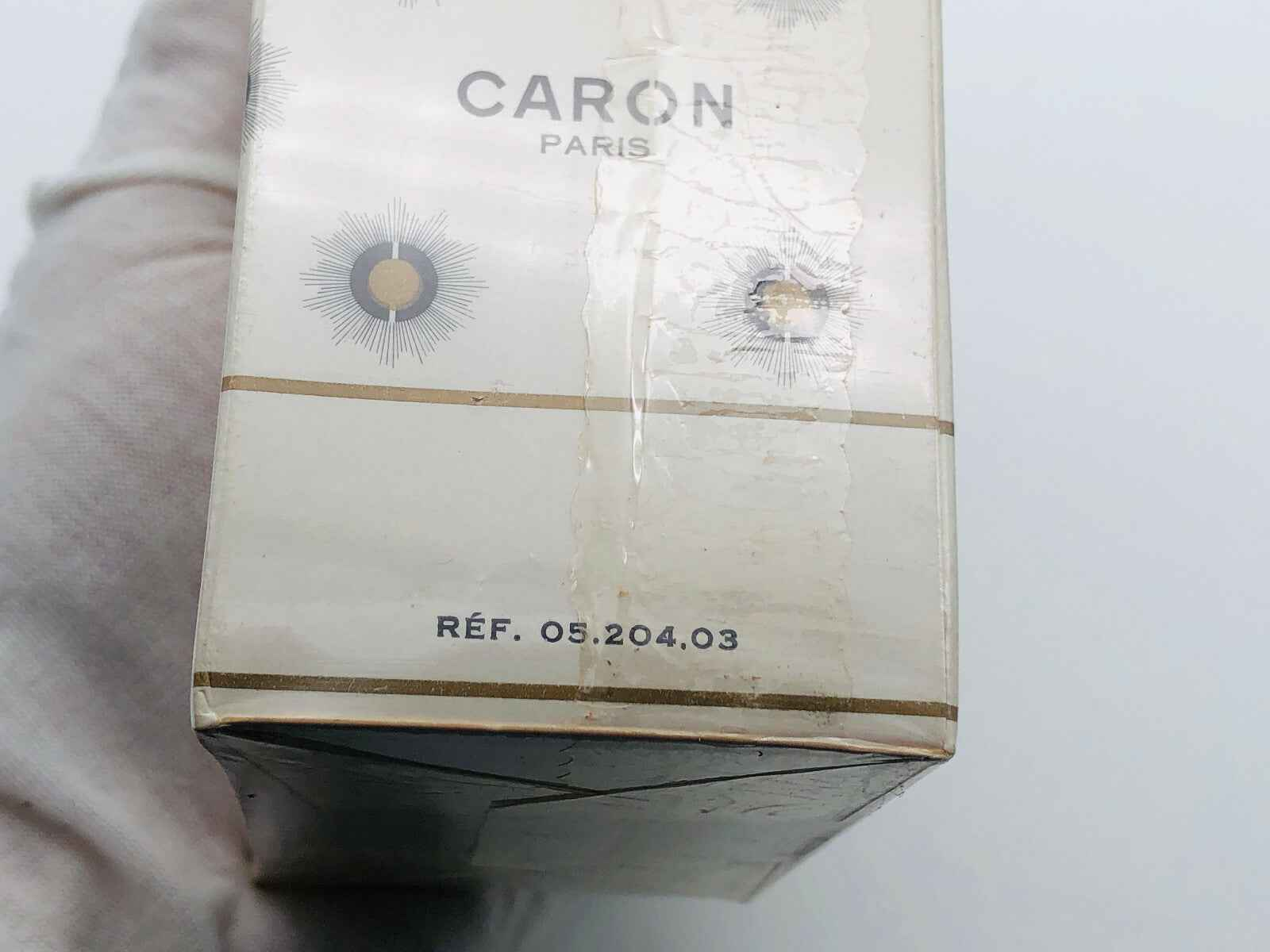 Scatola di profumo Caron Muguet Du Bonheur con dettagli eleganti e design raffinato