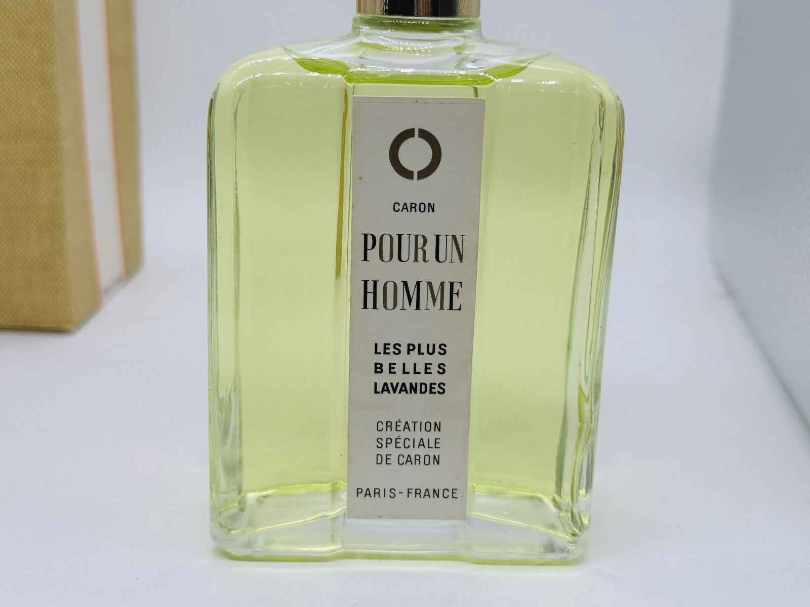 Profumo Caron Pour Un Homme con fragranza di lavanda, presentato in bottiglia elegante