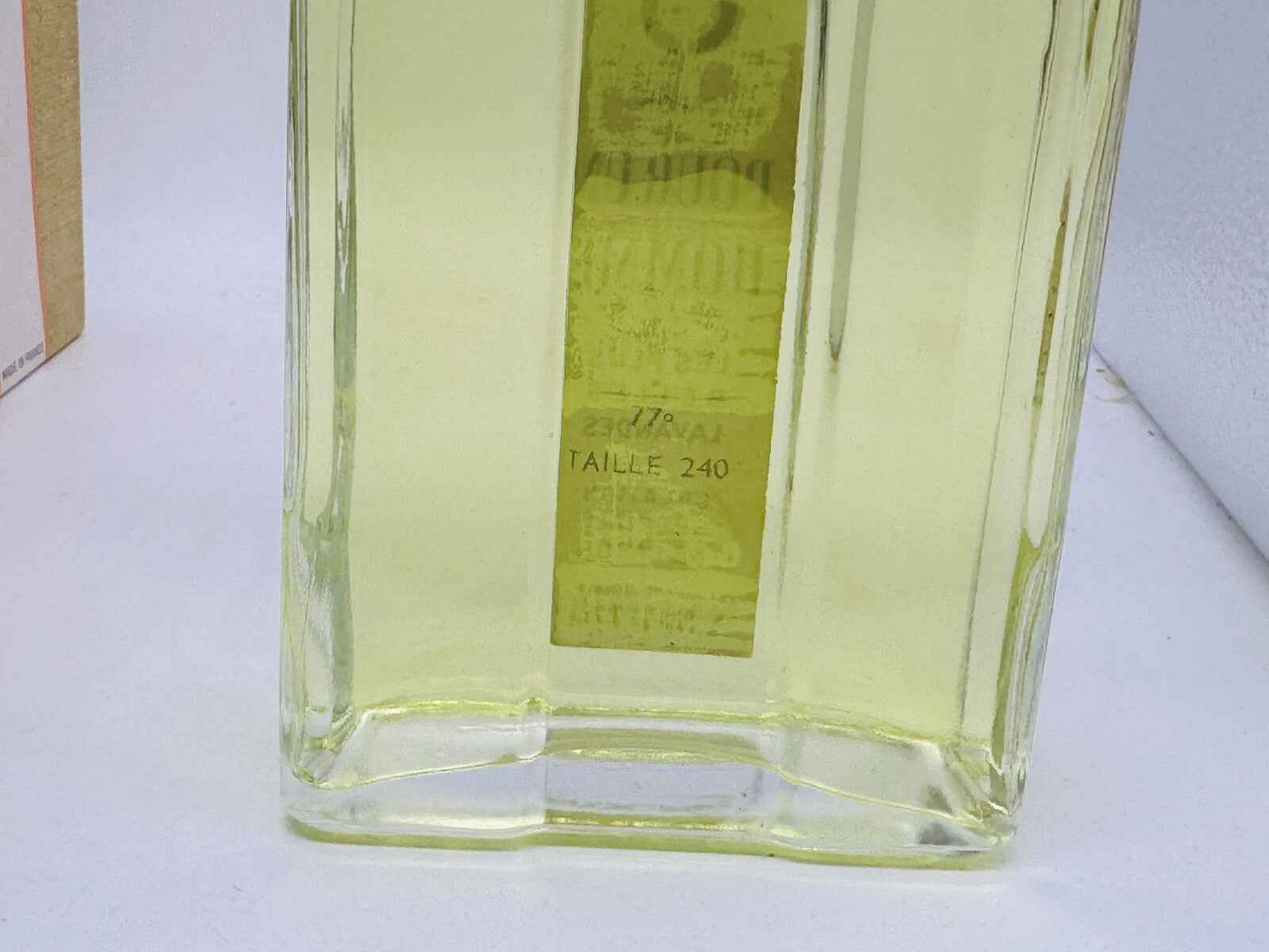 Profumo Caron Pour Un Homme in bottiglia trasparente con etichetta gialla e design elegante