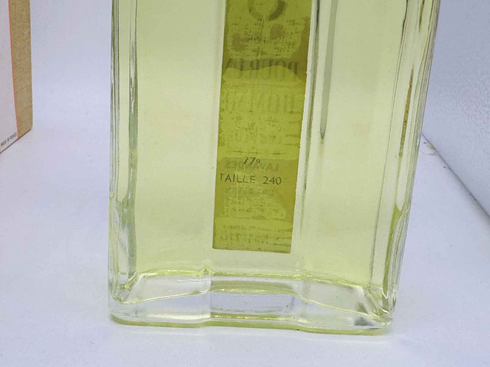 Profumo Caron Pour Un Homme in bottiglia trasparente con etichetta gialla e design elegante