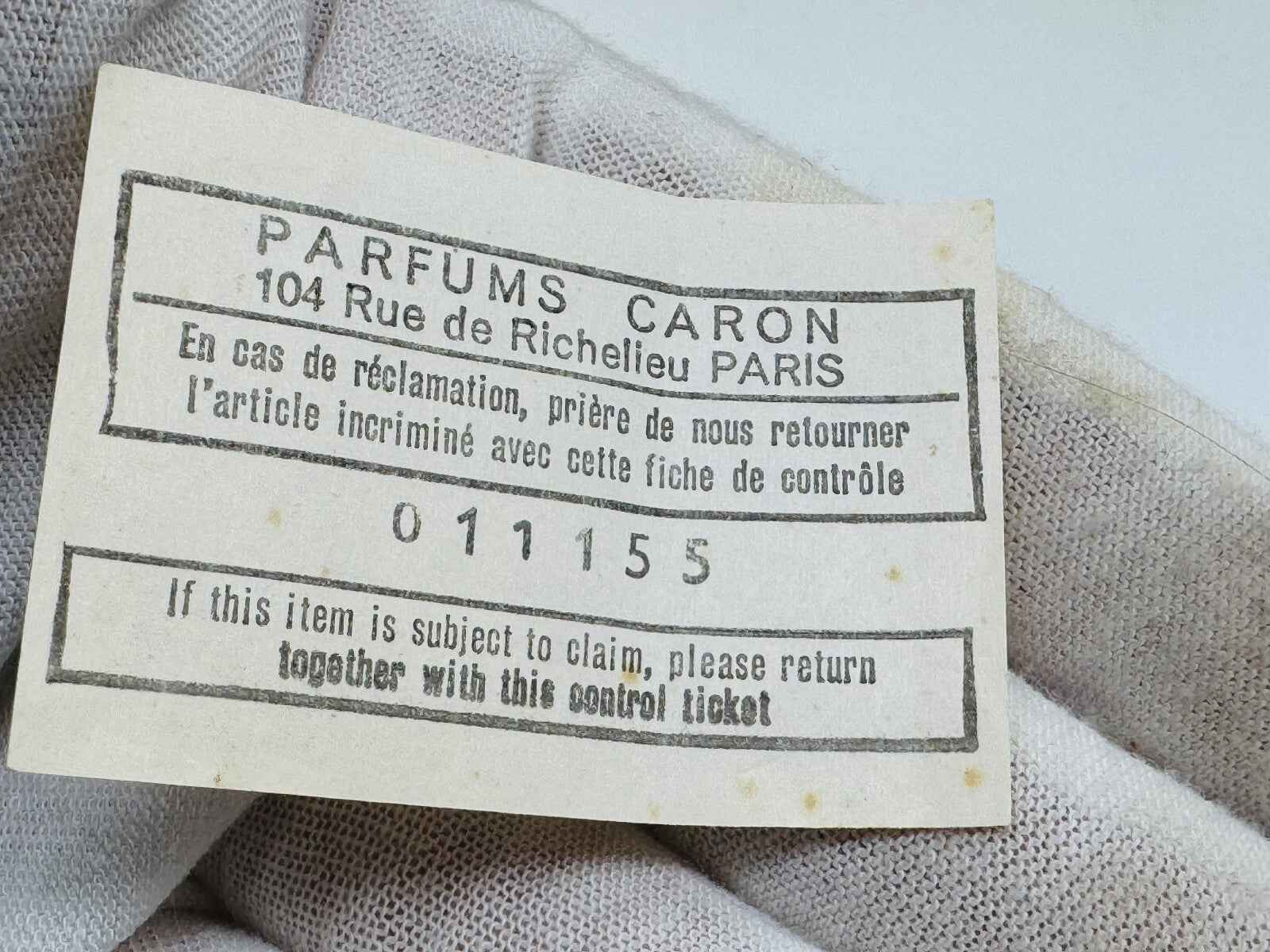 Etichetta di profumo Caron Pour Un Homme con informazioni sul ritorno e controllo qualità