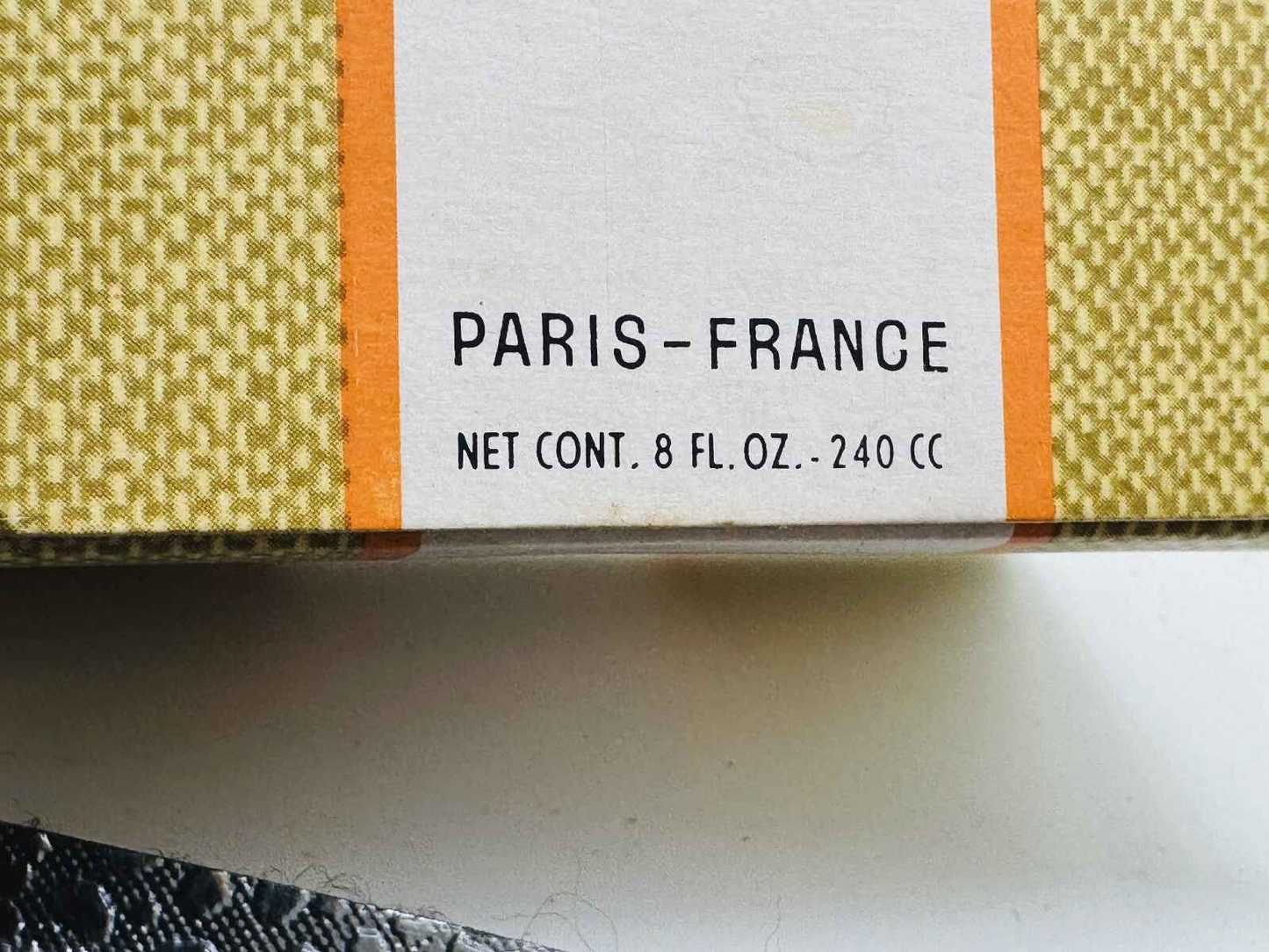 Scatola di Caron Pour Un Homme con etichetta Paris-France e informazioni sul contenuto