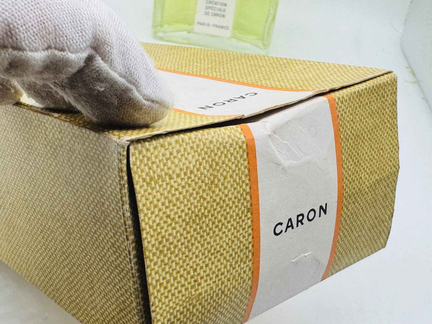 Scatola di profumo Caron Pour Un Homme con etichetta distintiva e design elegante