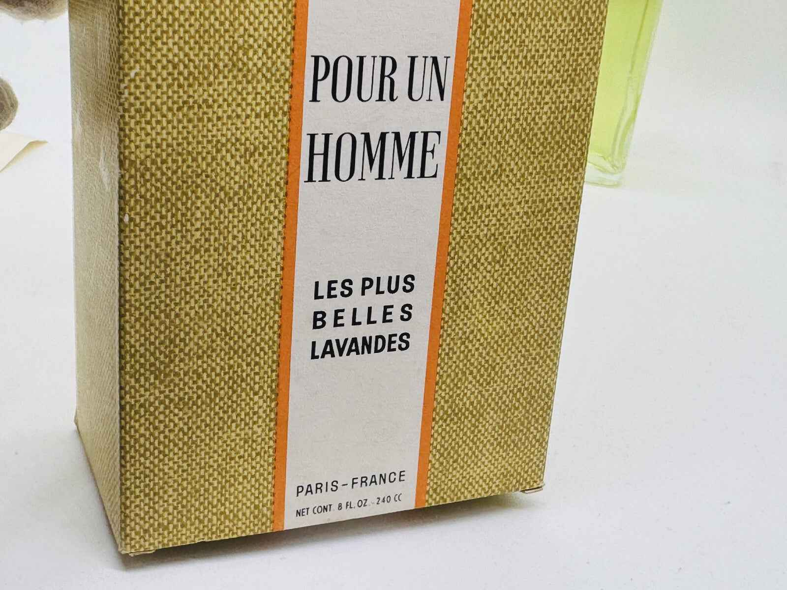 Scatola di profumo Caron Pour Un Homme con design elegante e testura unica