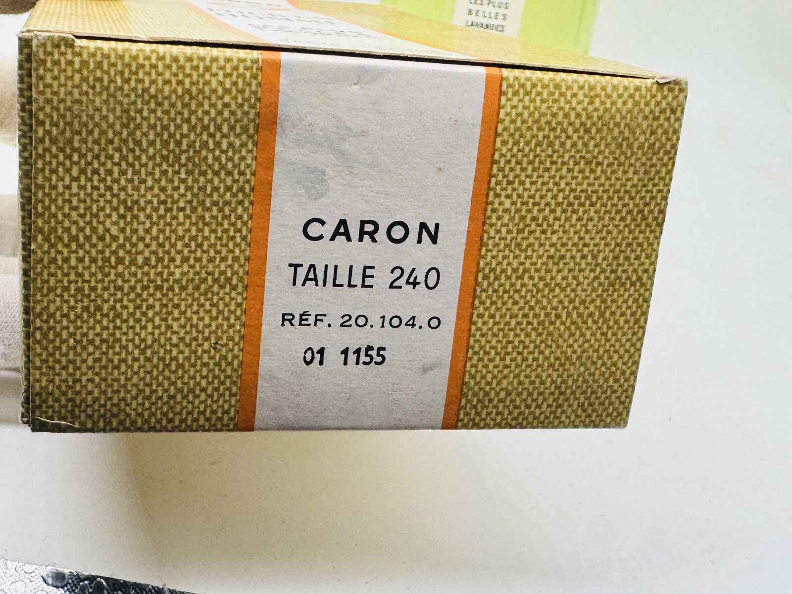 Scatola di profumo Caron Pour Un Homme con etichetta dettagliata e design elegante