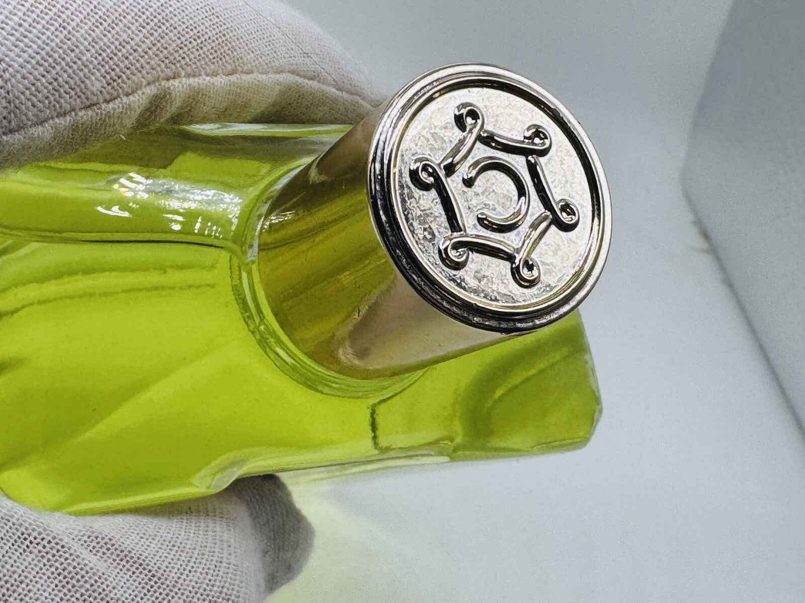 Flacone di profumo Caron Pour Un Homme con tappo decorativo in metallo lucido