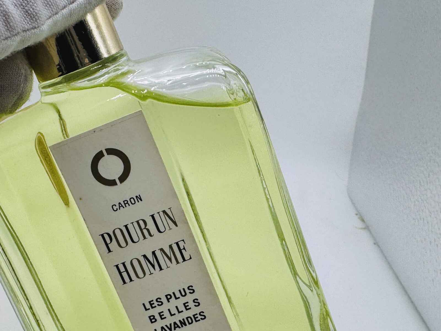 Profumo Caron Pour Un Homme con note fresche di lavanda in una bottiglia elegante