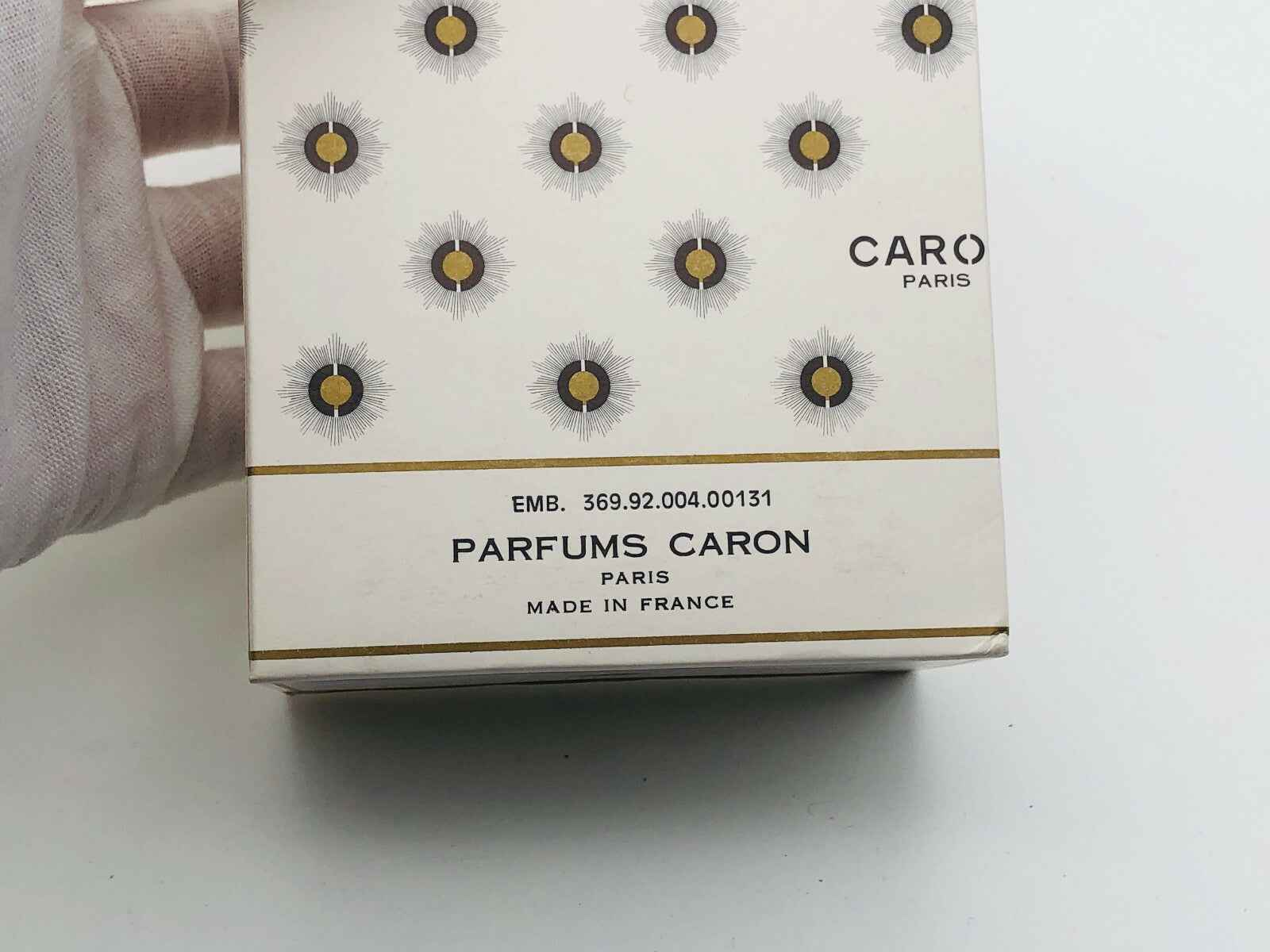 Scatola del Profumo Vintage Caron con design elegante e dettagli dorati, Made in France