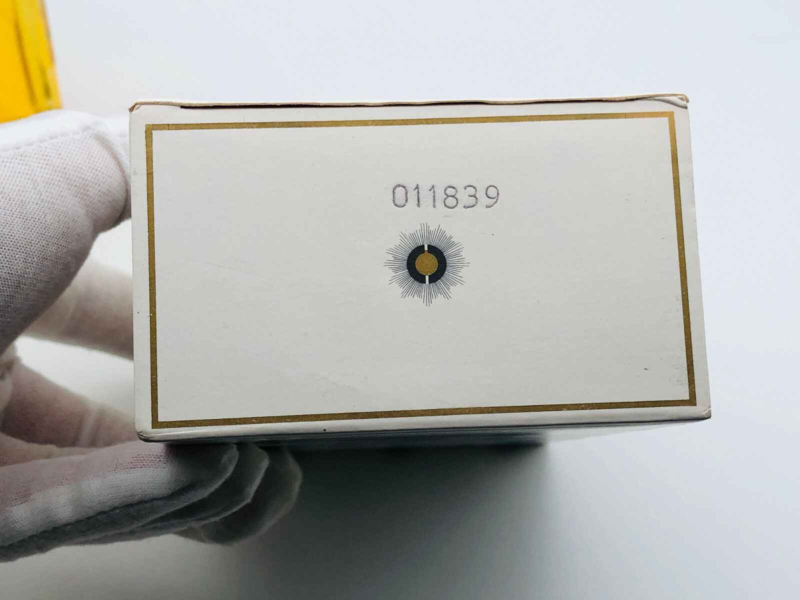 Scatola di profumo vintage Caron con codice identificativo sulla parte inferiore