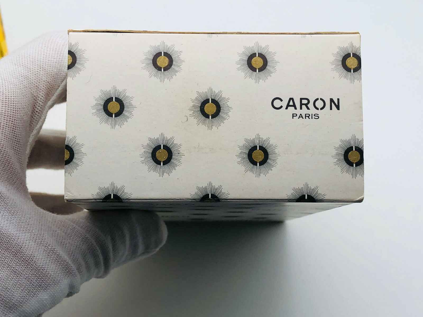 Scatola del Profumo Vintage Caron con design elegante e logo Caron Paris stampato sulla superficie
