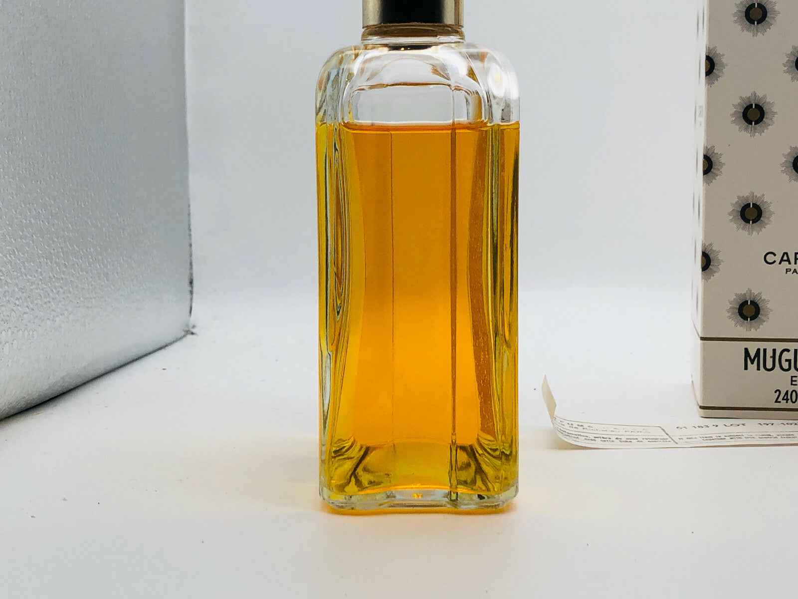 Flacone di Profumo Vintage Caron con liquido ambrato e tappo dorato