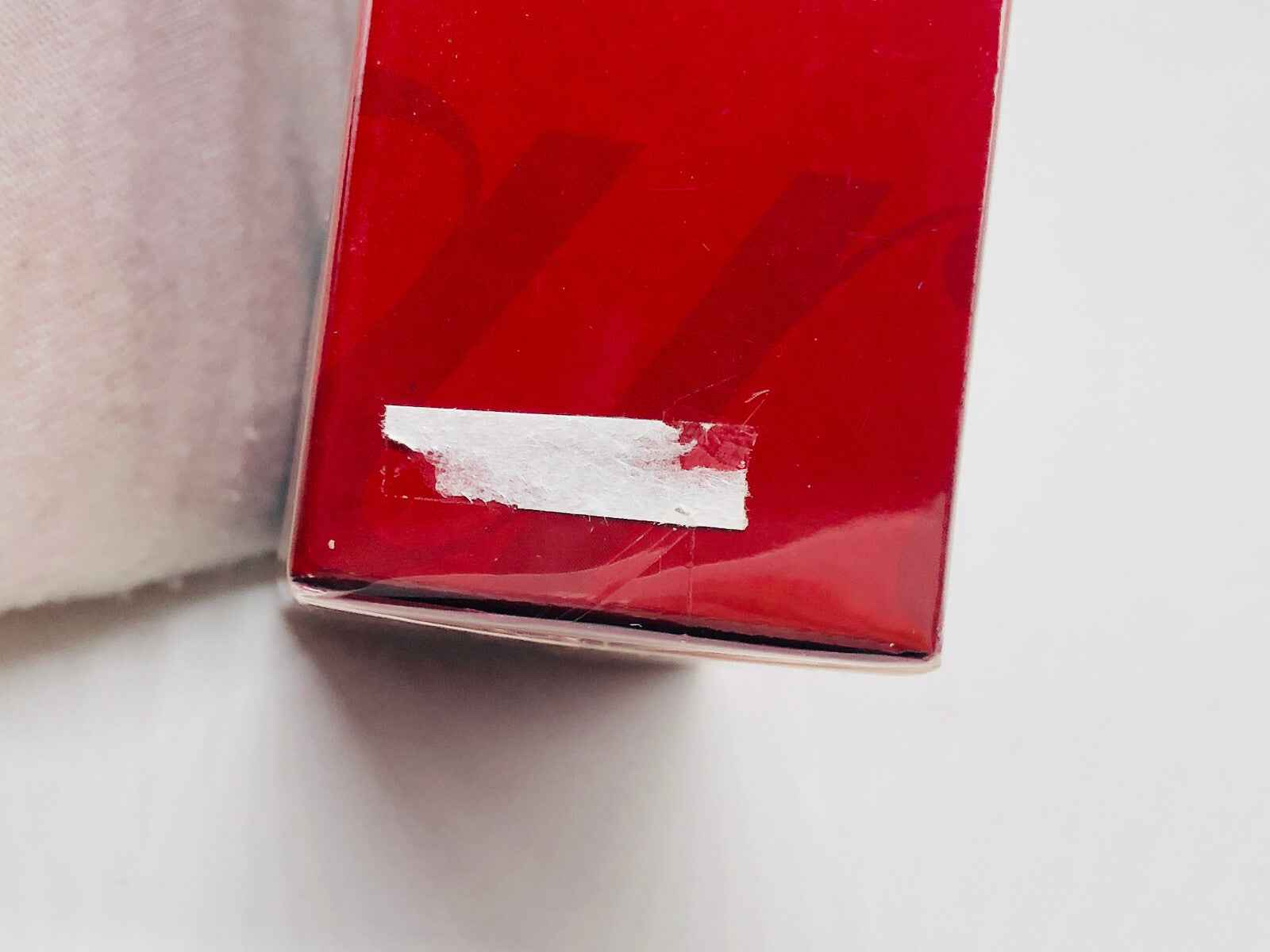 Scatola di profumo Cartier Declaration Vintage con finitura rossa elegante e dettagli raffinati