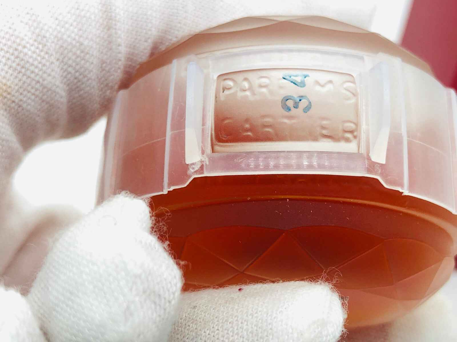 Flacone vintage di profumo Panthere Cartier Parfum, caratterizzato da un design elegante e raffinato
