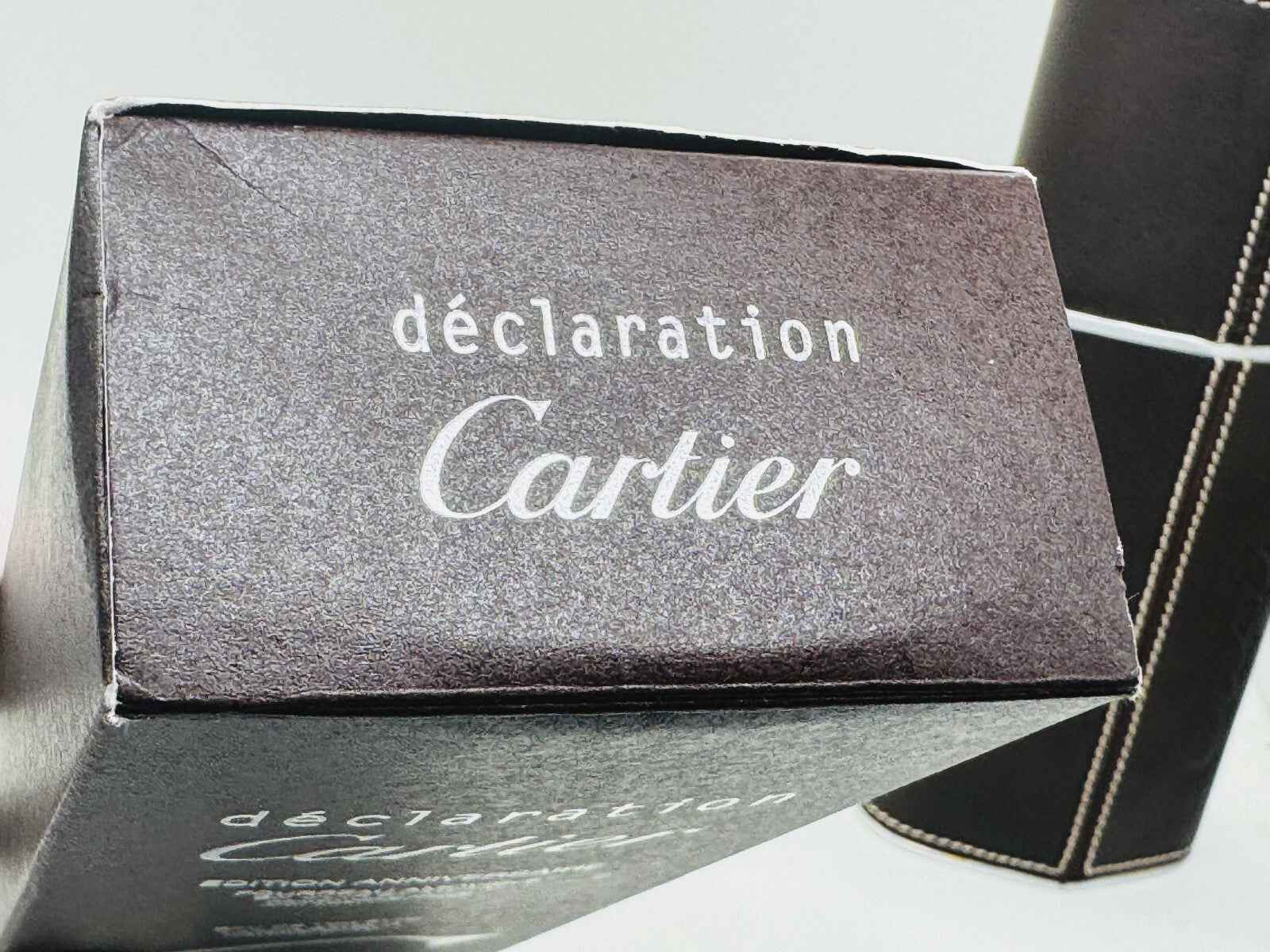 Scatola del profumo Cartier Declaration in nero con lettering elegante e raffinato