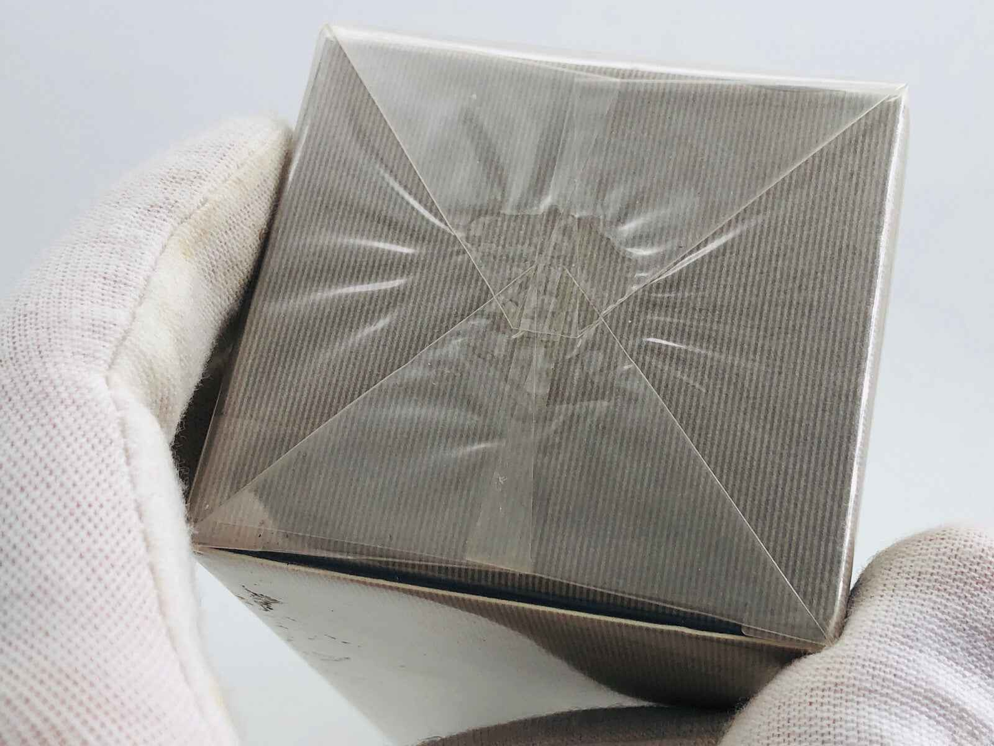 Scatola del profumo Cartier Roadster Vintage sigillata, pronta per l'apertura e l'uso.