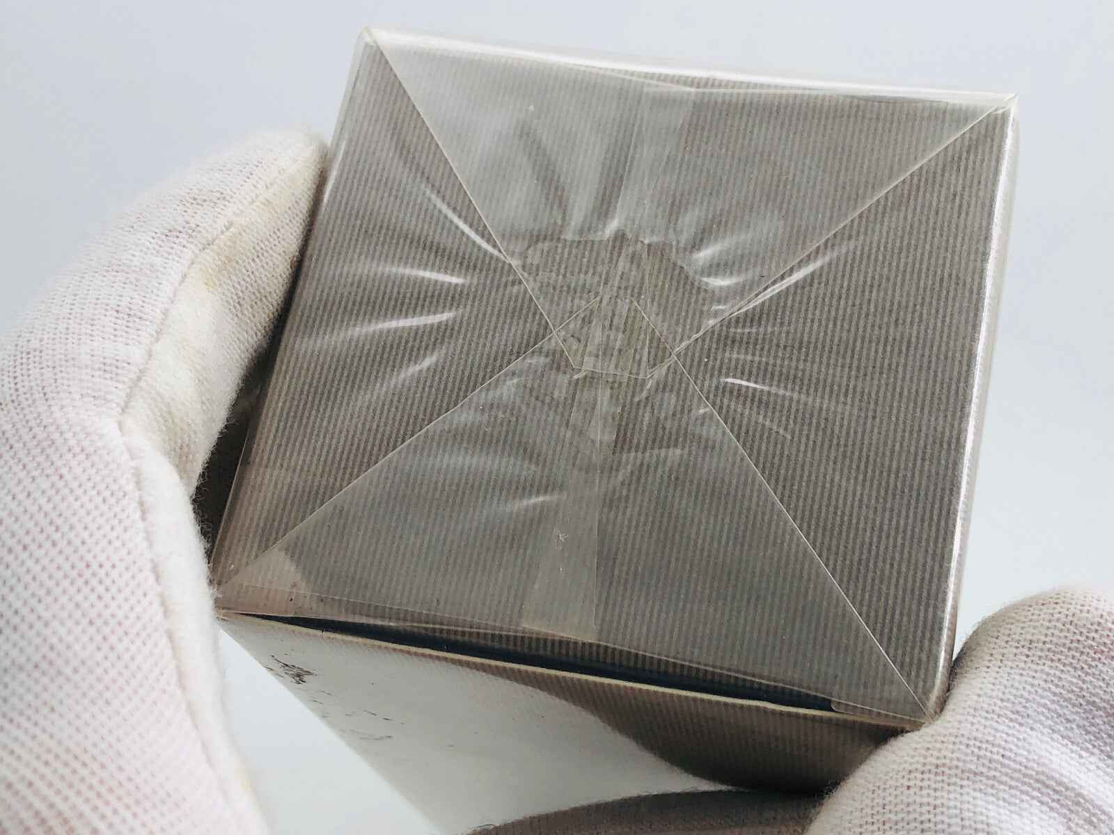 Scatola del profumo Cartier Roadster Vintage sigillata, pronta per l'apertura e l'uso.