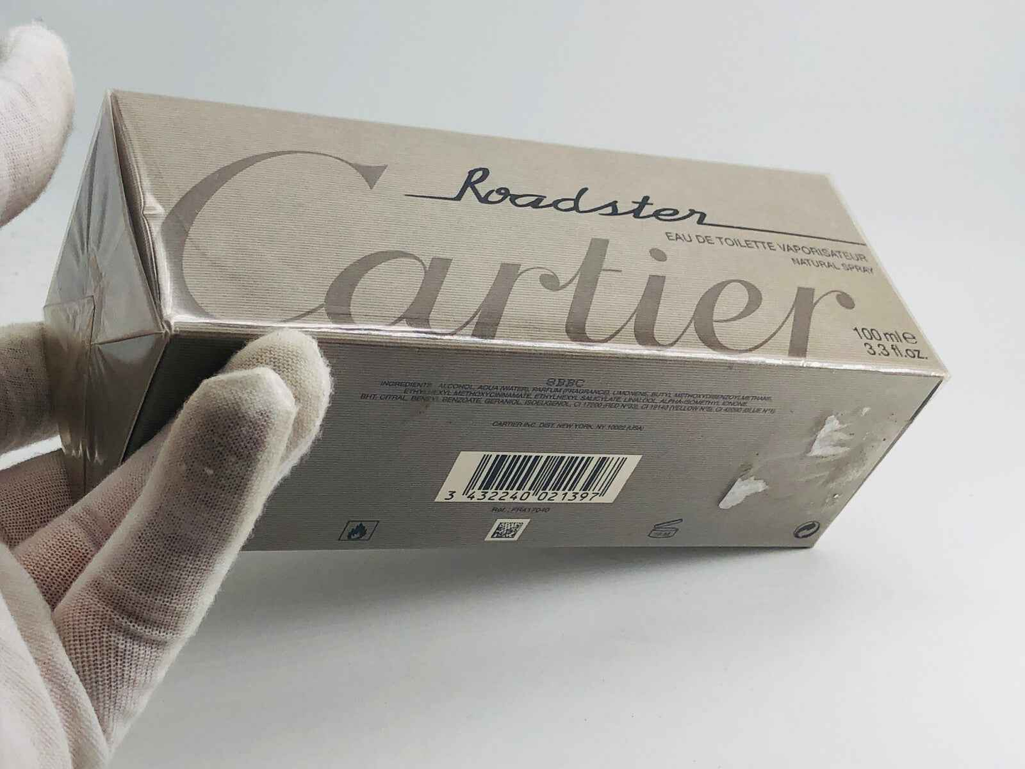 Scatola di Profumo Cartier Roadster Vintage, Eau de Toilette da 100 ml, in una mano con guanto bianco