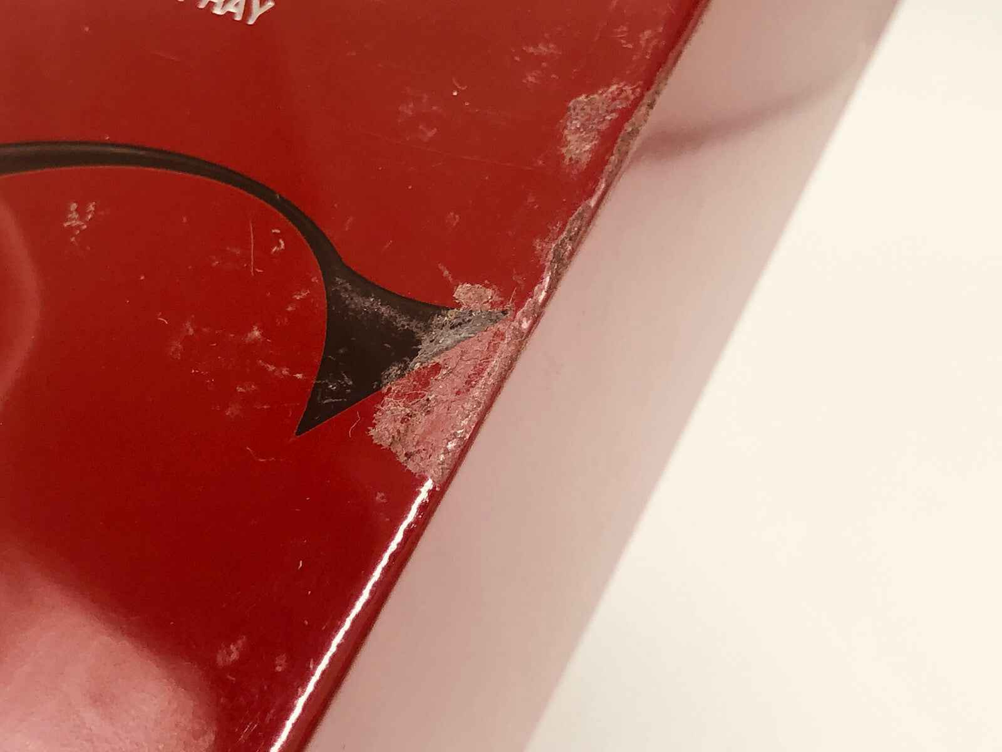 Scatola danneggiata del profumo Cartier Declaration Vintage con segni di usura visibili