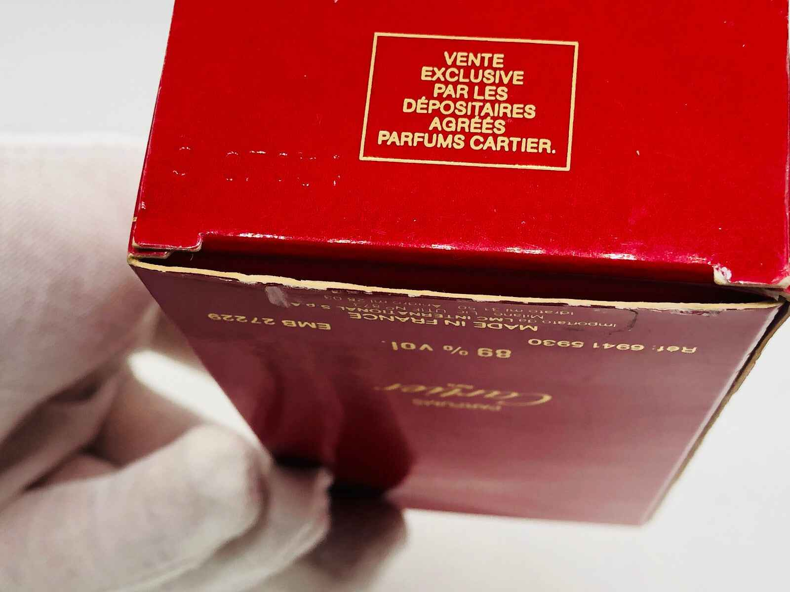 Scatola del profumo Must De Cartier Vintage con etichetta rossa e dettagli in oro