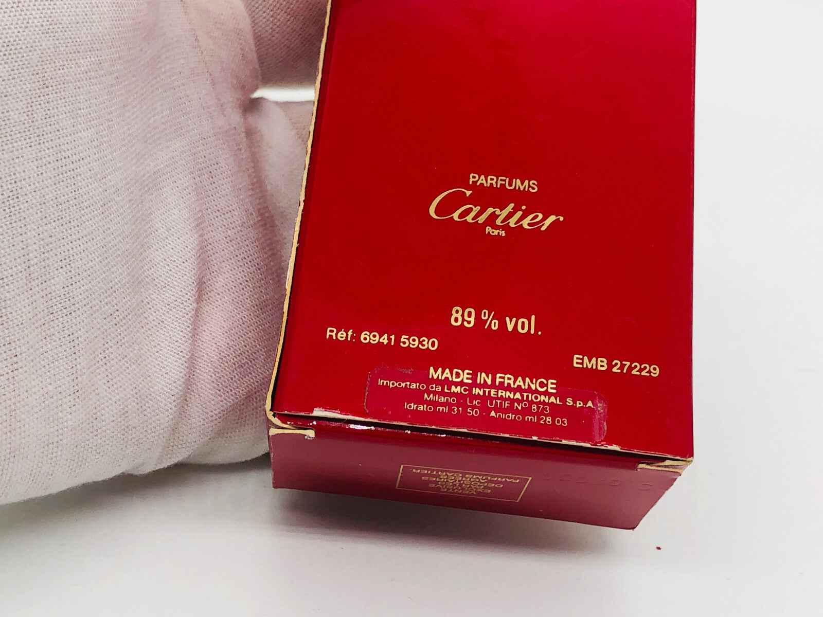 Scatola di profumo Must De Cartier Vintage in rosso con dettagli dorati e caratteristiche francesi