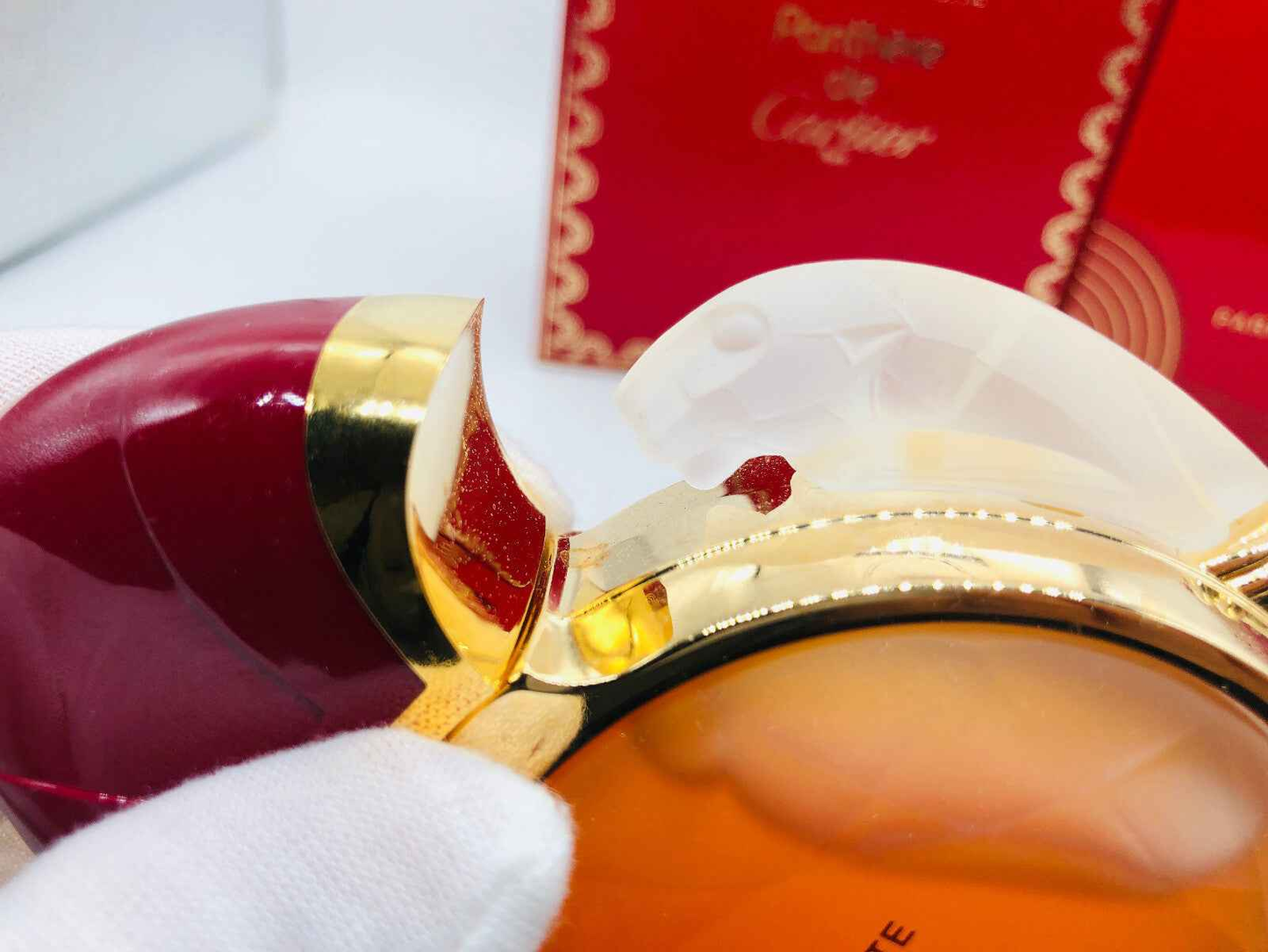 Flacone vintage di profumo Panthere Cartier con tappo a forma di pantera, eleganza e lusso esclusivo