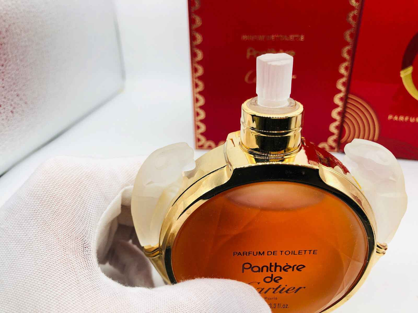 Profumo Panthere Cartier Vintage con bottiglia dorata e elegante, presentato in una confezione raffinata
