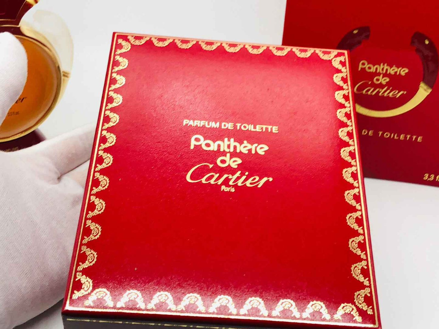 Confezione del profumo Panthère Cartier Vintage in rosso con dettagli dorati e logo elegante