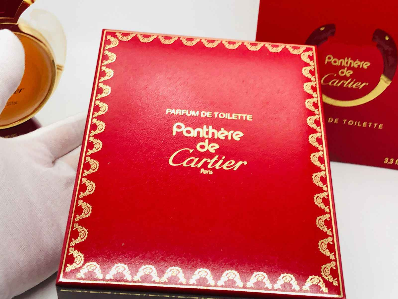 Confezione del profumo Panthère Cartier Vintage in rosso con dettagli dorati e logo elegante
