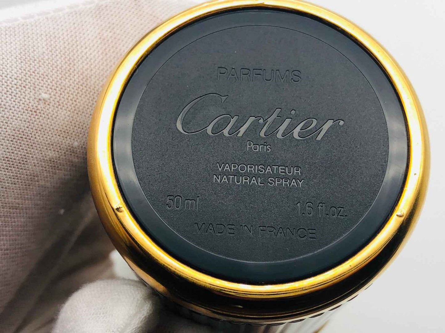 Base del flacone di profumo Pasha Cartier da 50 ml con etichetta e dettagli sulla vaporizzazione