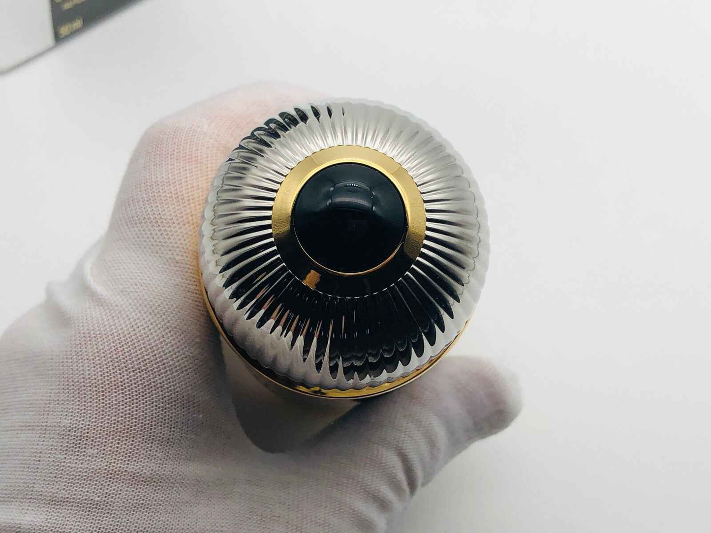 Flacone di profumo Pasha Cartier con tappo nero e dettagli dorati, elegante e raffinato