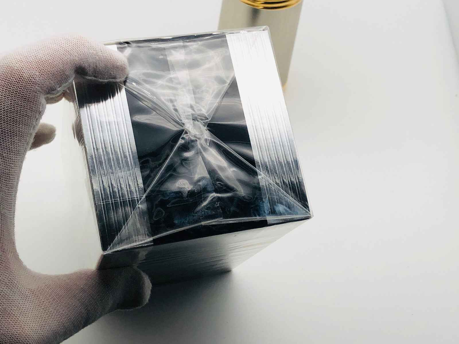 Scatola del profumo Pasha Cartier con imballaggio originale e trasparente, pronta per l'apertura