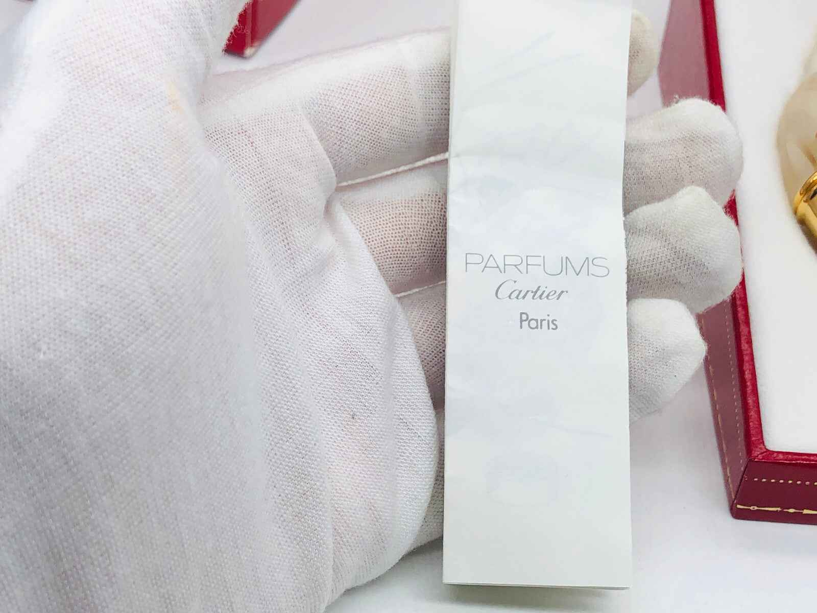 Viste del campione del Profumo Vintage Panthere Cartier con etichetta su sfondo bianco