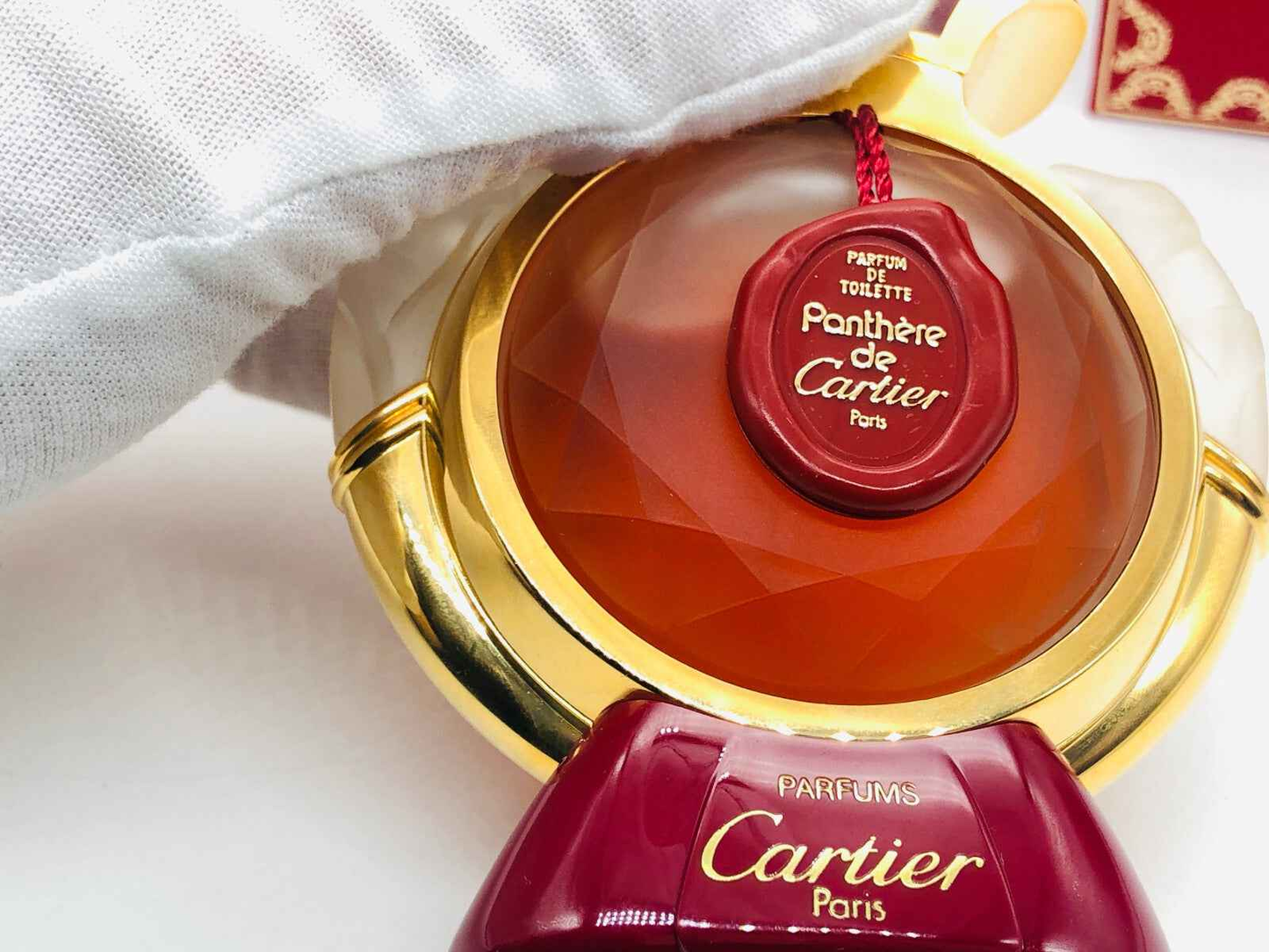 Profumo Vintage Panthere Cartier in flacone elegante con dettagli dorati e simbolo distintivo
