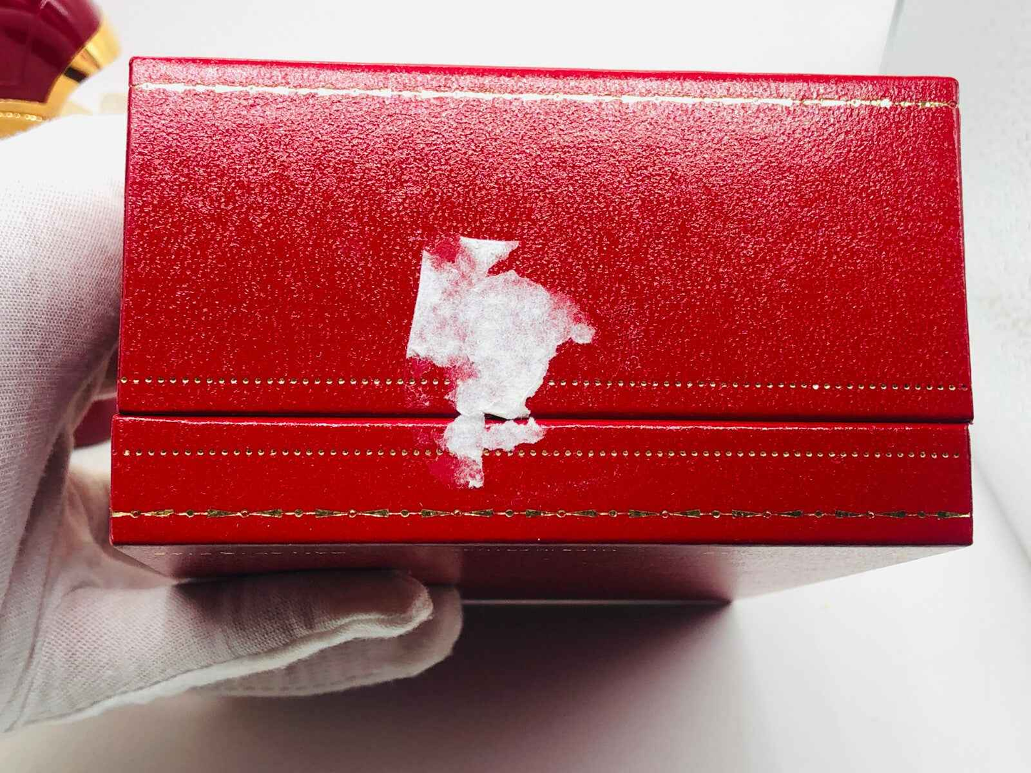 Scatola rossa del profumo Vintage Panthere Cartier con etichetta adesiva parzialmente rimossa