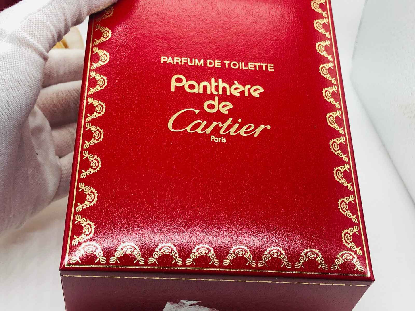 Scatola rossa del profumo Vintage Panthere Cartier con dettagli dorati e il logo di Cartier