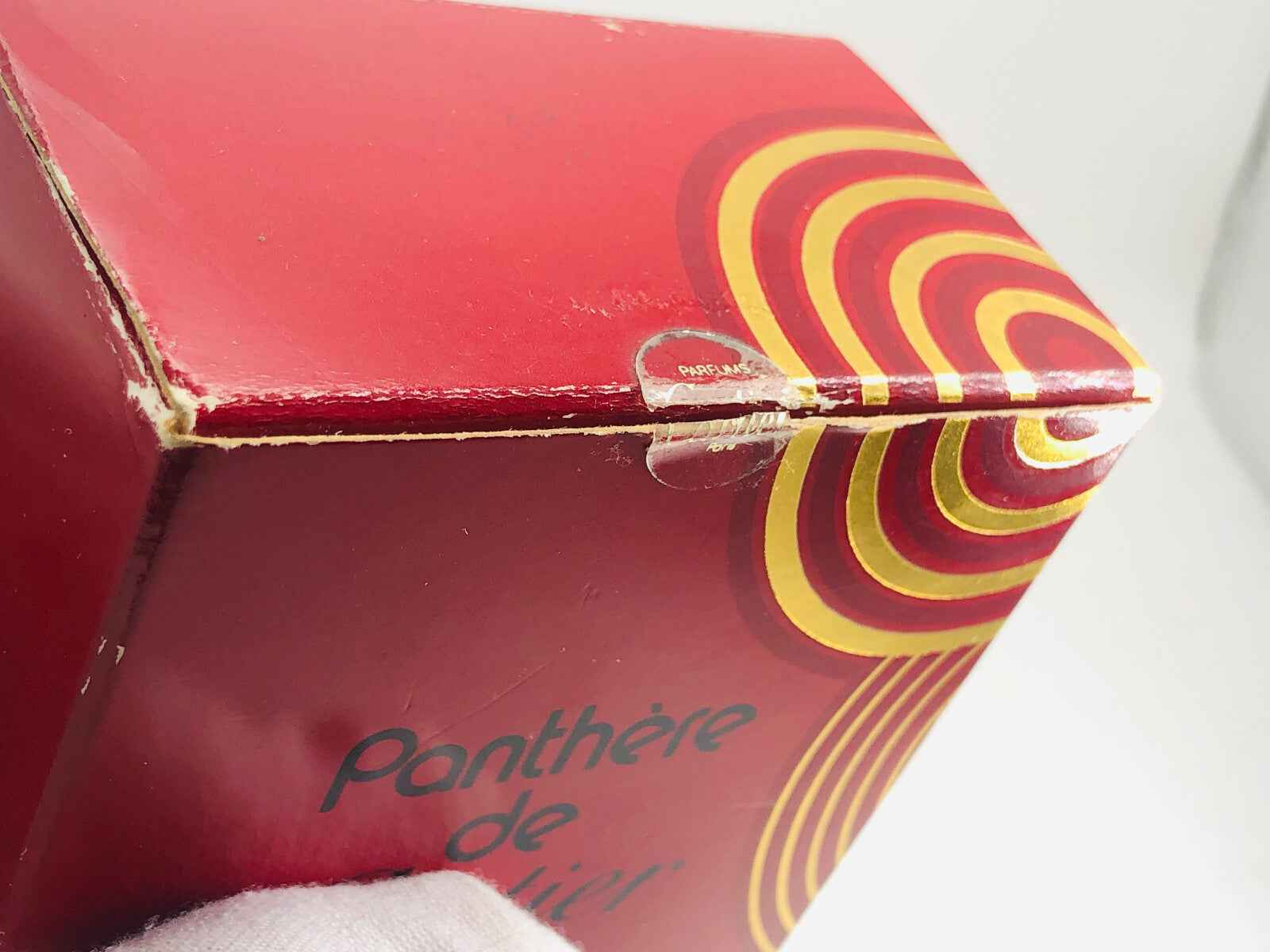 Scatola del profumo Vintage Panthere Cartier con design vintage e colori vivaci.