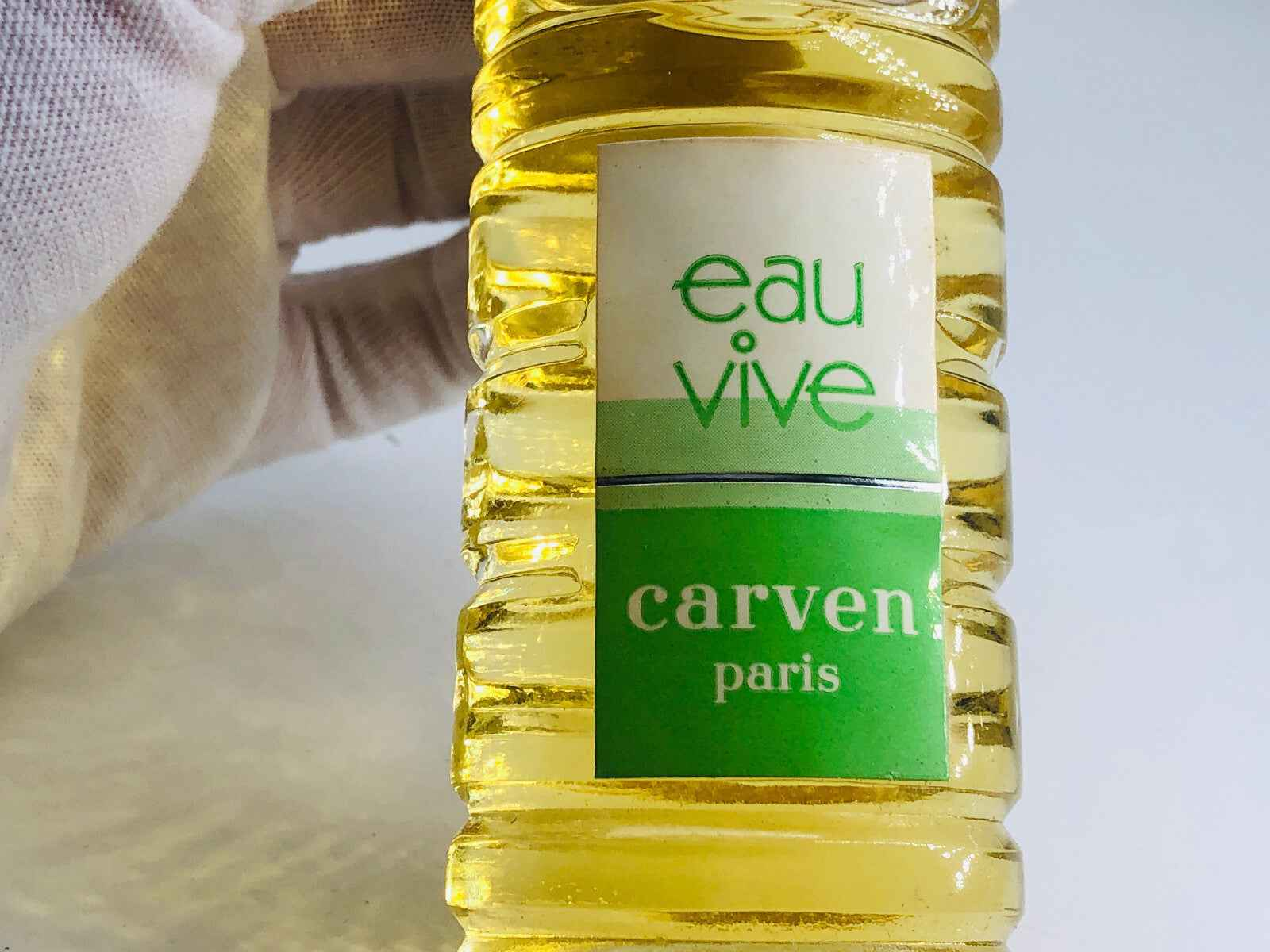 Profumo vintage Eau Vive Carven in bottiglia gialla con etichetta verde e bianca