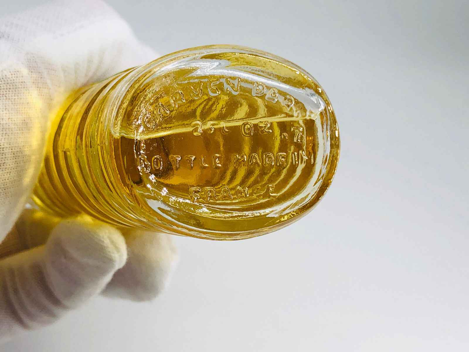 Bottiglia vintage di profumo Eau Vive Carven con etichetta dettagliata e colore dorato