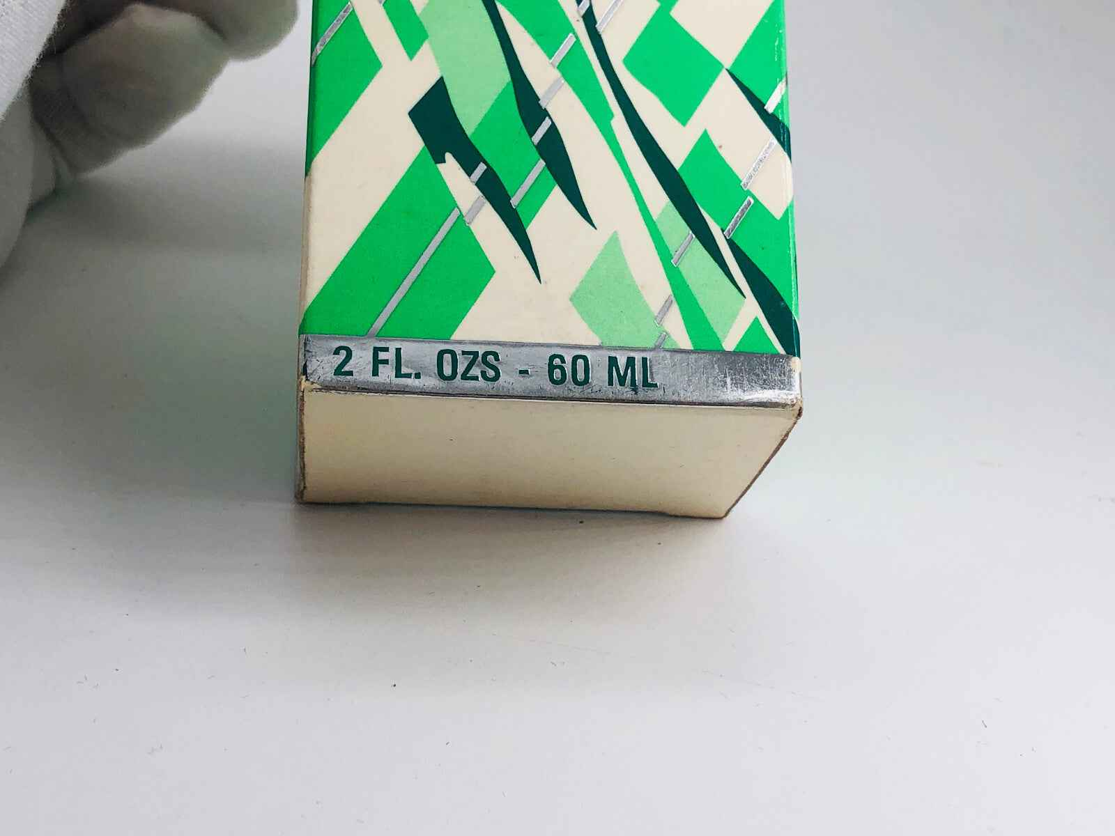 Packaging dell'Eau Vive Carven Profumo Vintage da 60 ml con design geometrico verde