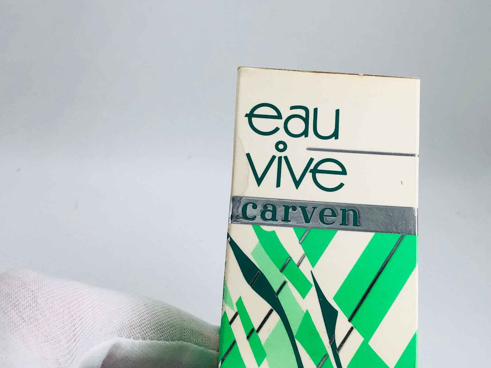 Scatola di Eau Vive Carven profumo vintage con design verde e bianco elegante