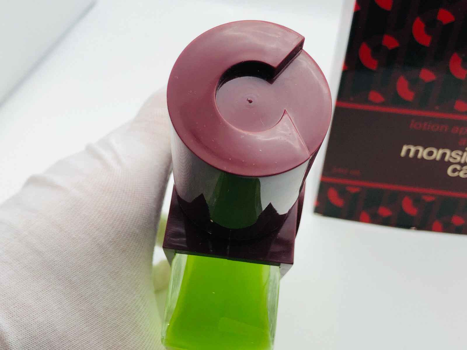 Flacone di profumo Carven Monsieur Vintage con tappo decorativo colorato e design elegante