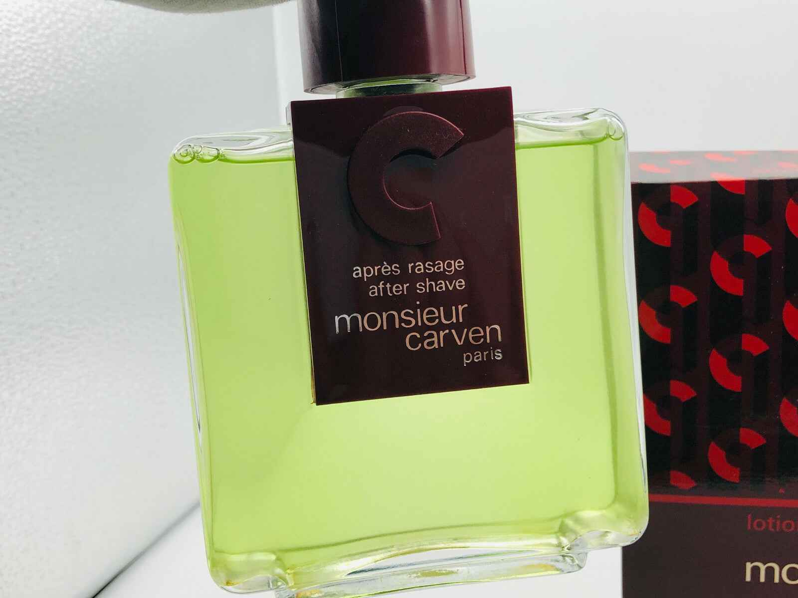 Flacone di dopobarba Carven Monsieur Vintage con etichetta distintiva e colore verde