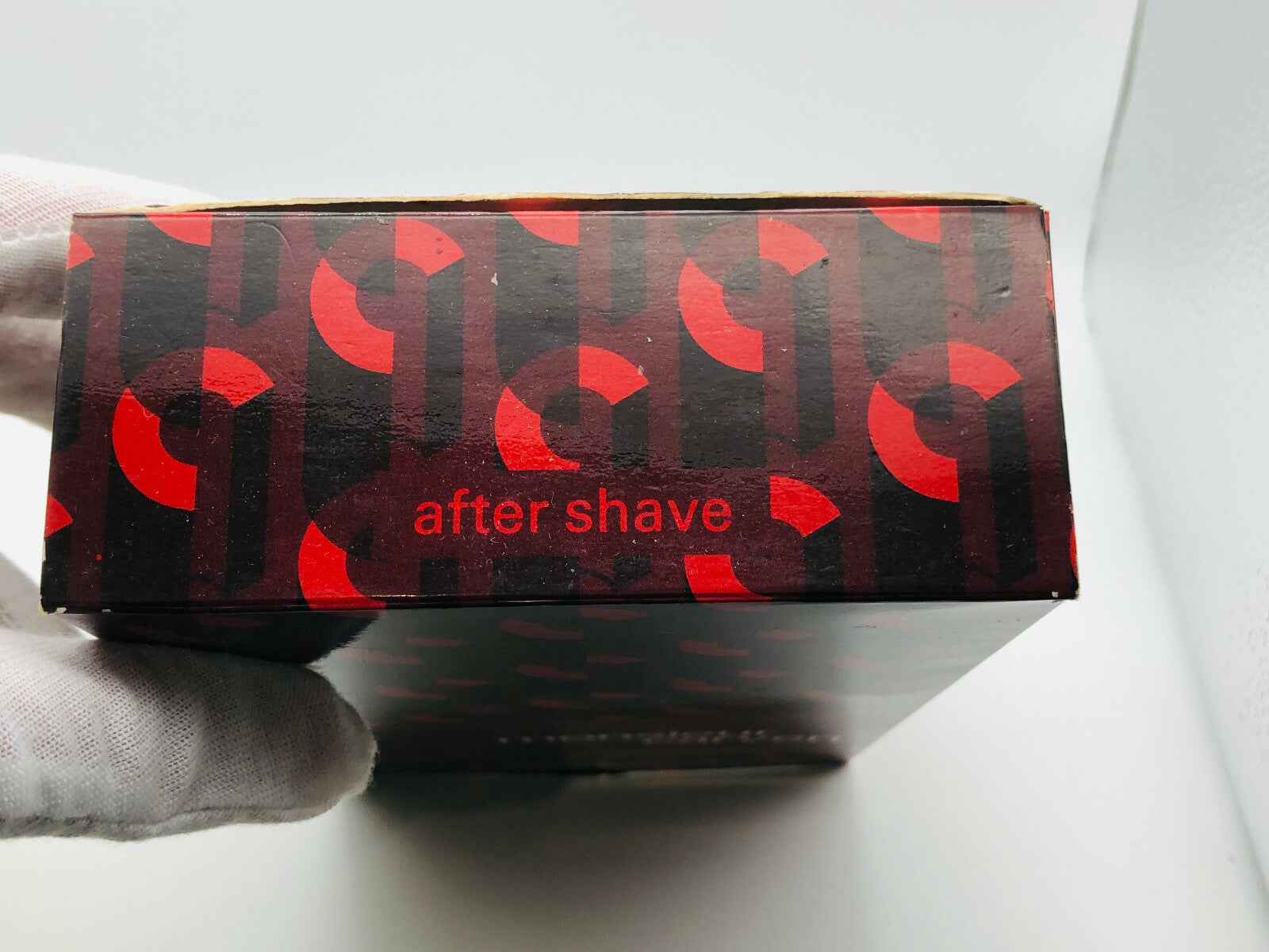 Scatola di after shave Carven Monsieur Vintage con design elegante e colori audaci