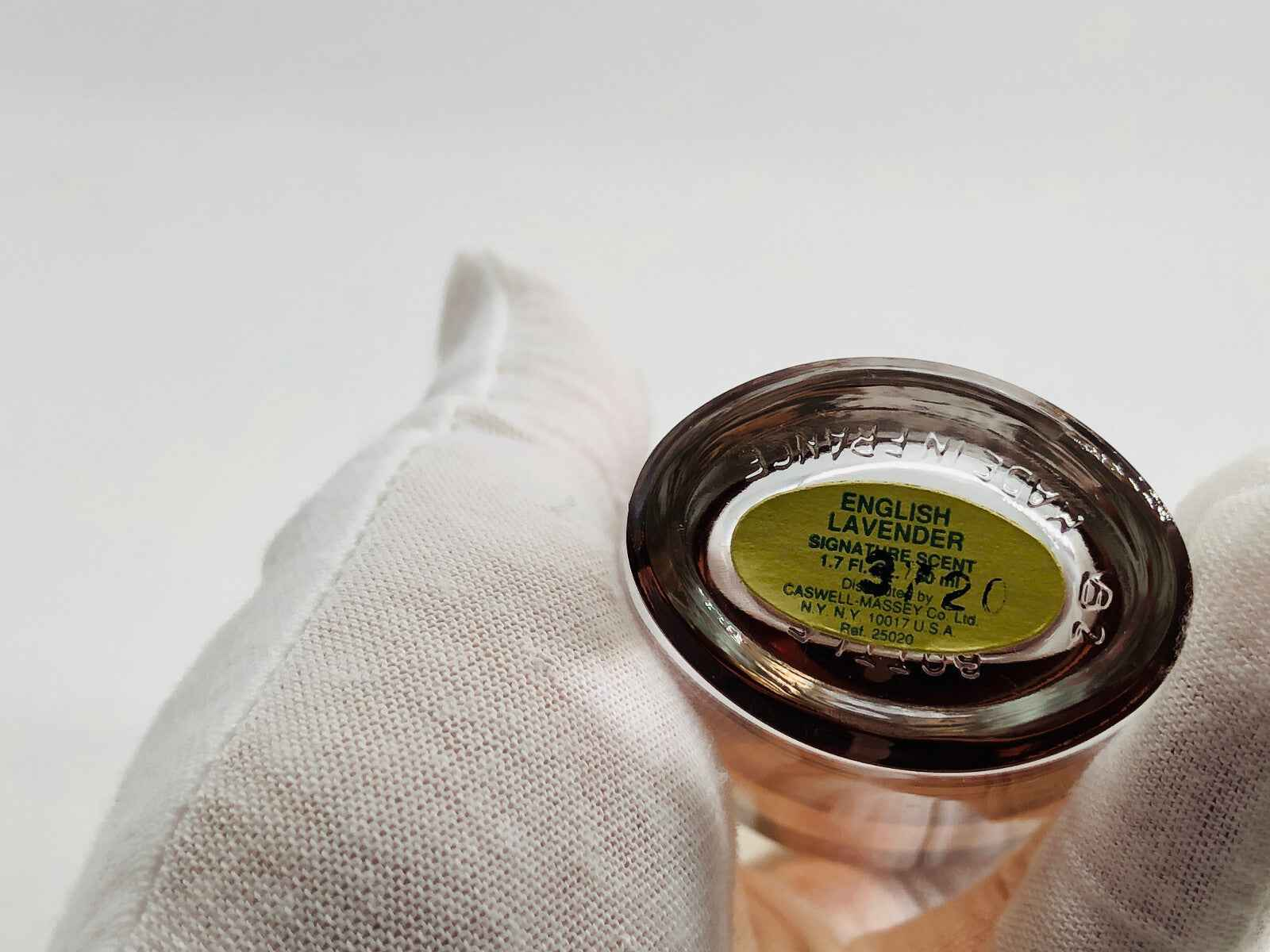 Flacone di profumo Caswell Massey English Lavender con etichetta gialla e tappo trasparente