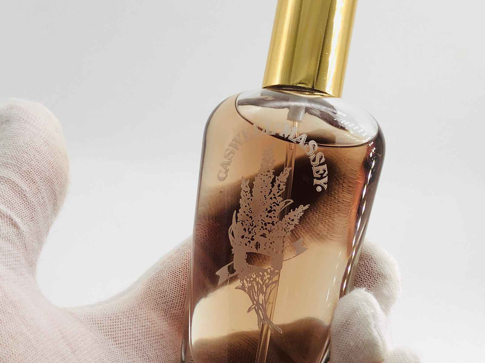 Flacone di profumo Caswell Massey English Lavender con design elegante e tappo dorato