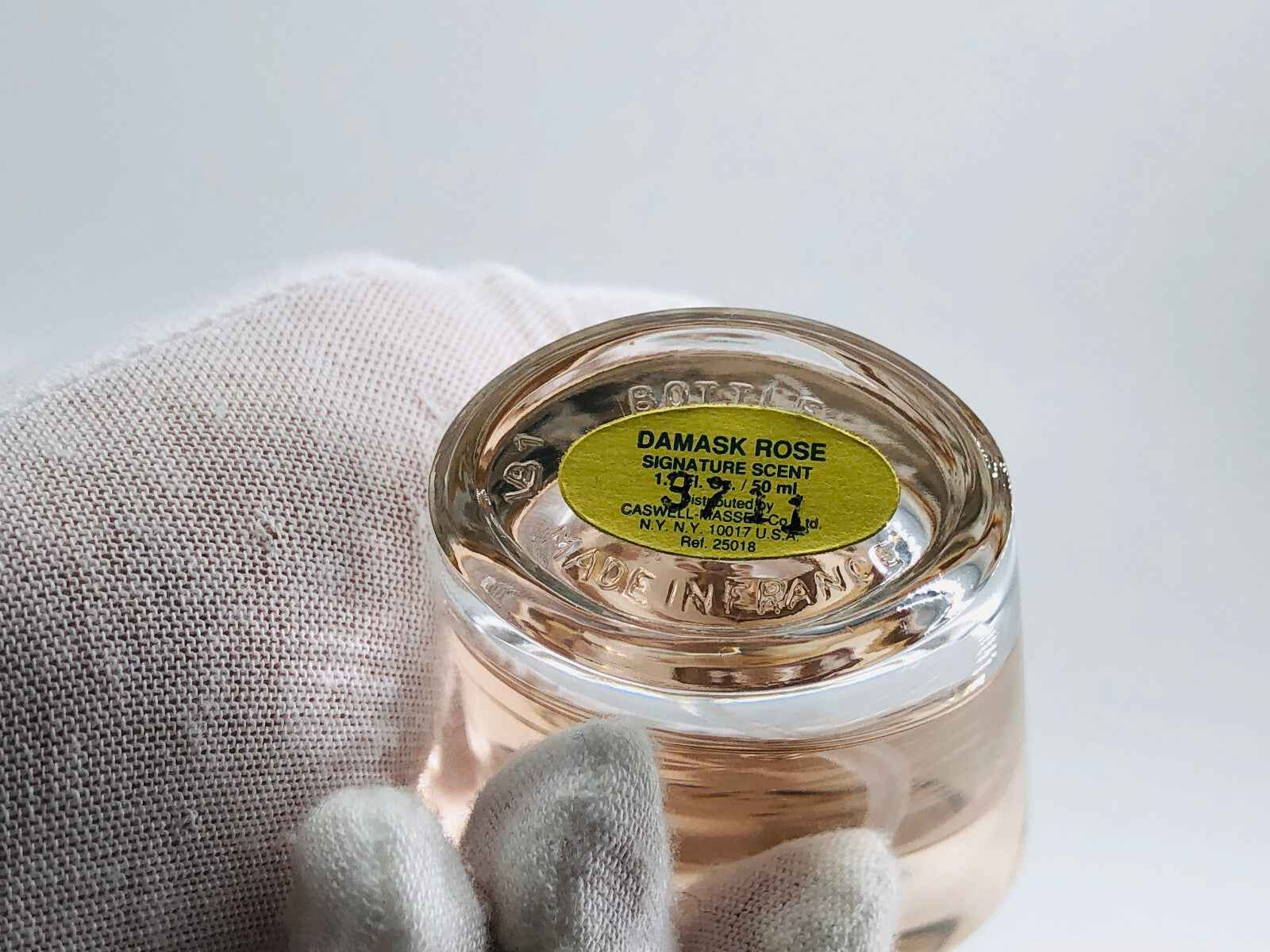 Flacone di profumo Caswell Massey Damask Rose con etichetta gialla e design elegante